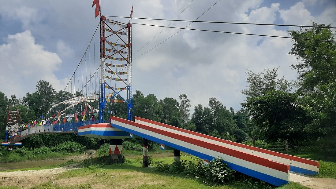 मोहना नदीमा झोलुङ्गे पुल निर्माण