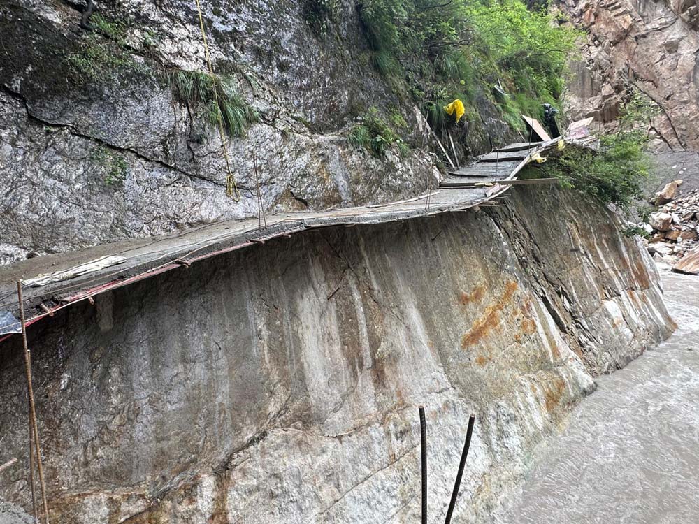 महाकाली नदीमाथि भीरमा बन्यो पैदलमार्ग, भारतको बाटो प्रयोग गर्ने बाध्यता हट्दै