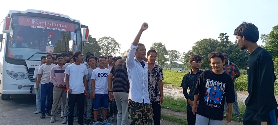 गड्डाचौकी नाकाबाट घर फर्किए भारतमा बन्धक बनाइएका ५७ नेपाली
