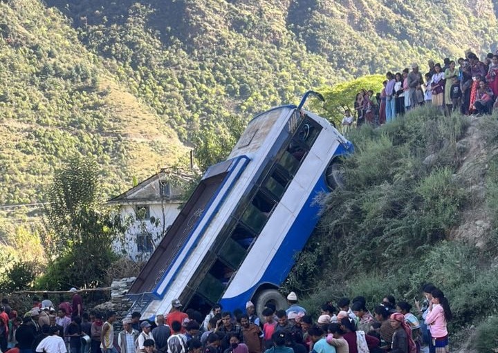 बाजुरा बस दुर्घटना : घाइते सहचालकको मृत्यु, आठ जनाको धनगढीमा उपचार हुँदै