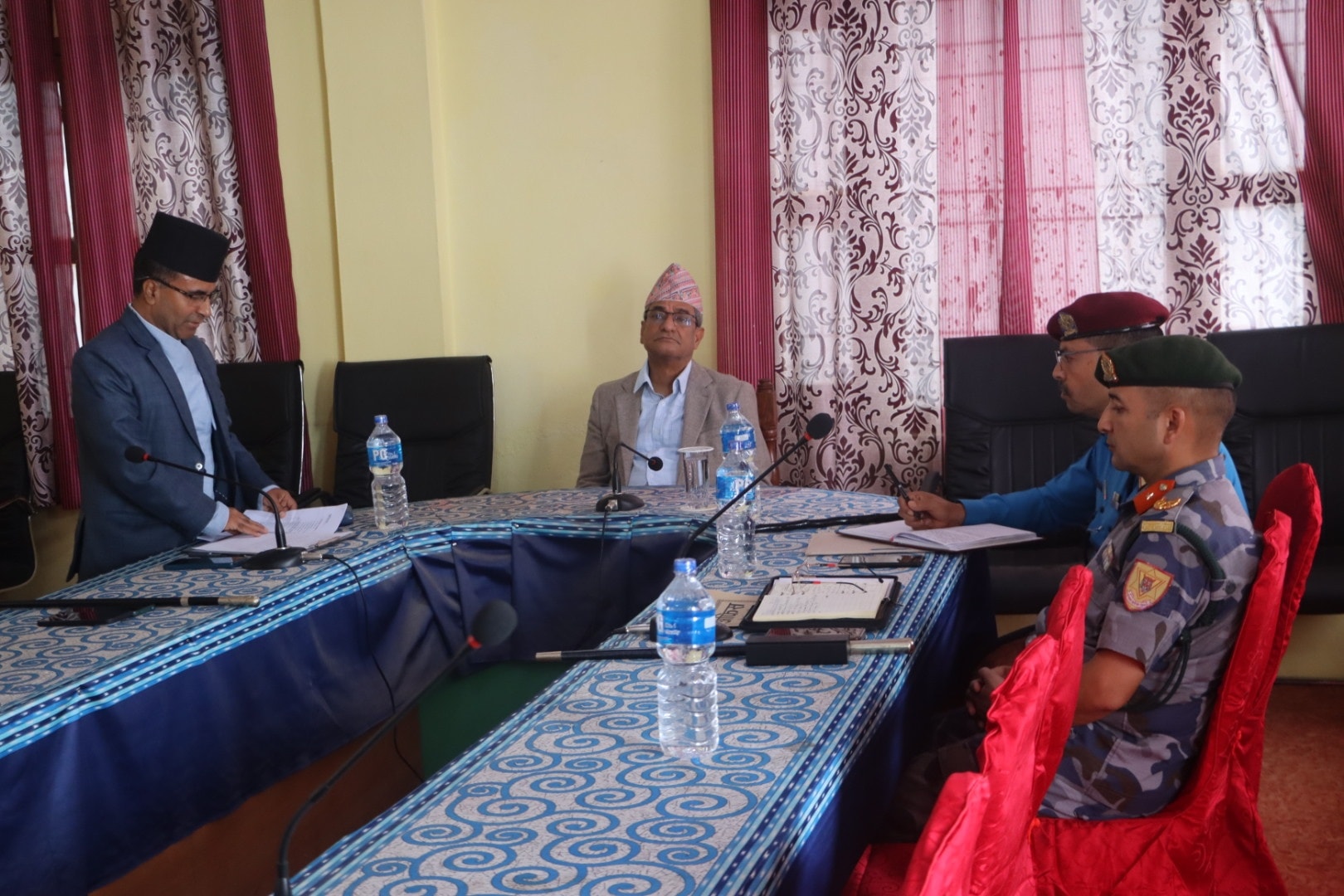 बैतडीमा गृहमन्त्री लेखक, शान्तिसुरक्षा र विपद् व्यवस्थापनबारे ‘ब्रिफिङ’