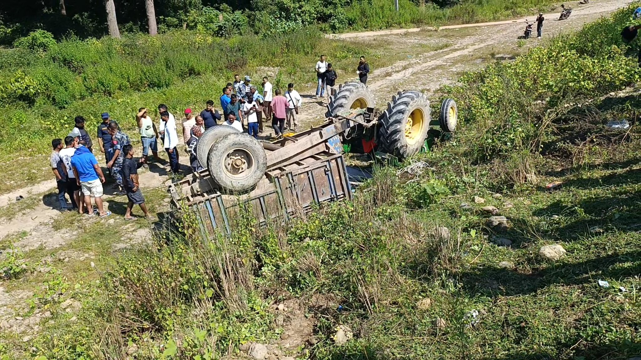 कैलालीमा मलामी बोकेको ट्याक्टर दुर्घटना हुँदा तीन जनाको मृत्यु, १२ घाइते
