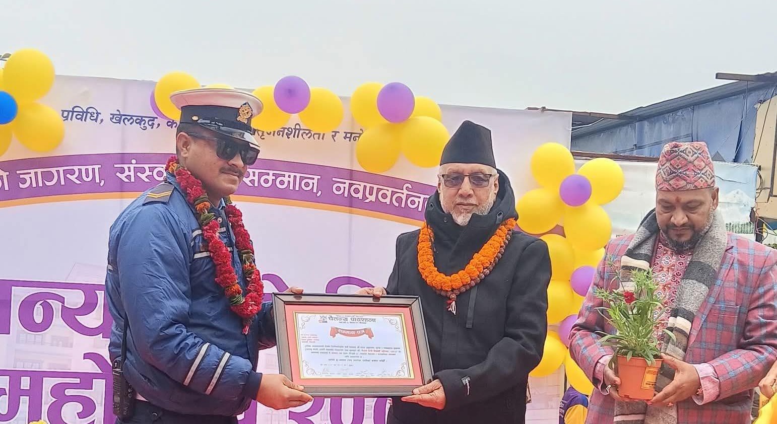 ट्राफिक सचेतनामा योगदान गरेका ट्राफिक प्रहरी जोशी सम्मानित