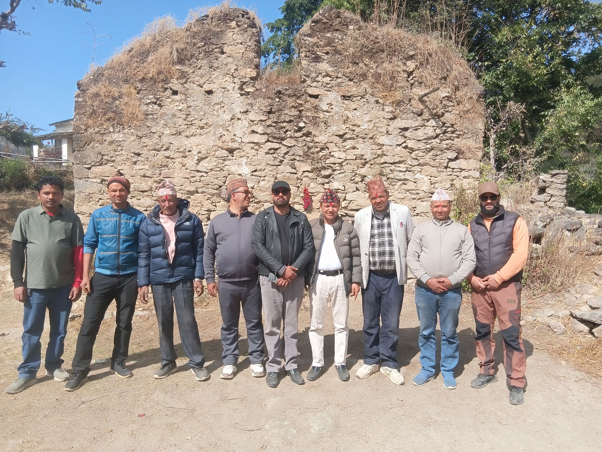 डडेल्धुरामा देउवाको घरअघि बीपी कांग्रेसका नेताको ‘फोटोसुट’, चुनावमा कसलाई सघाउलान् ?