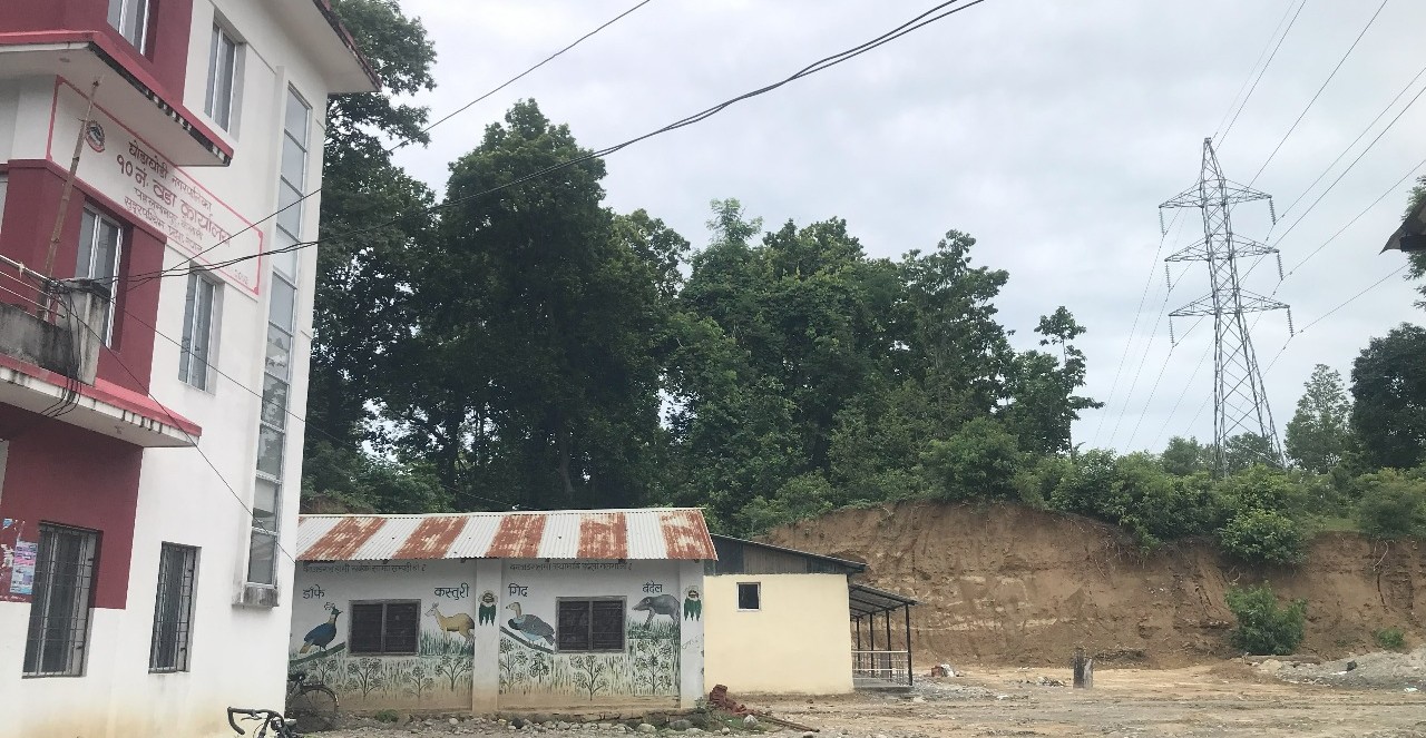 कैलालीको पहलमानपुरमा हाइटेन्सन लाइनको पोल जोखिममा पार्दै वडा कार्यालय विस्तार