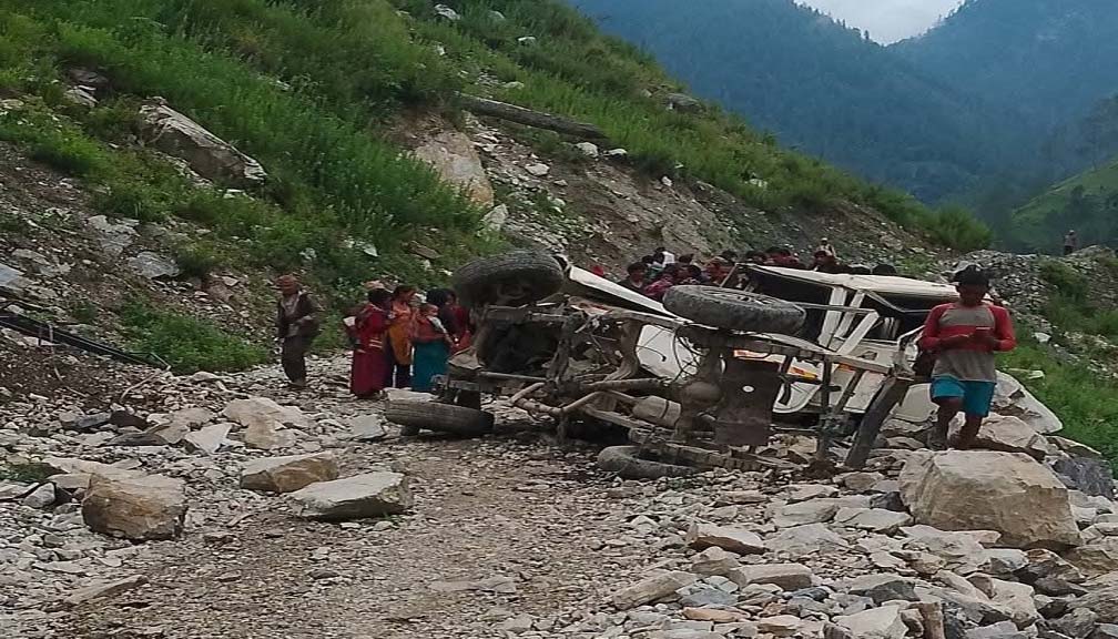बाजुरा जिप दुर्घटना : मृतकको संख्या तीन पुग्यो, १३ जना गम्भीर घाइते