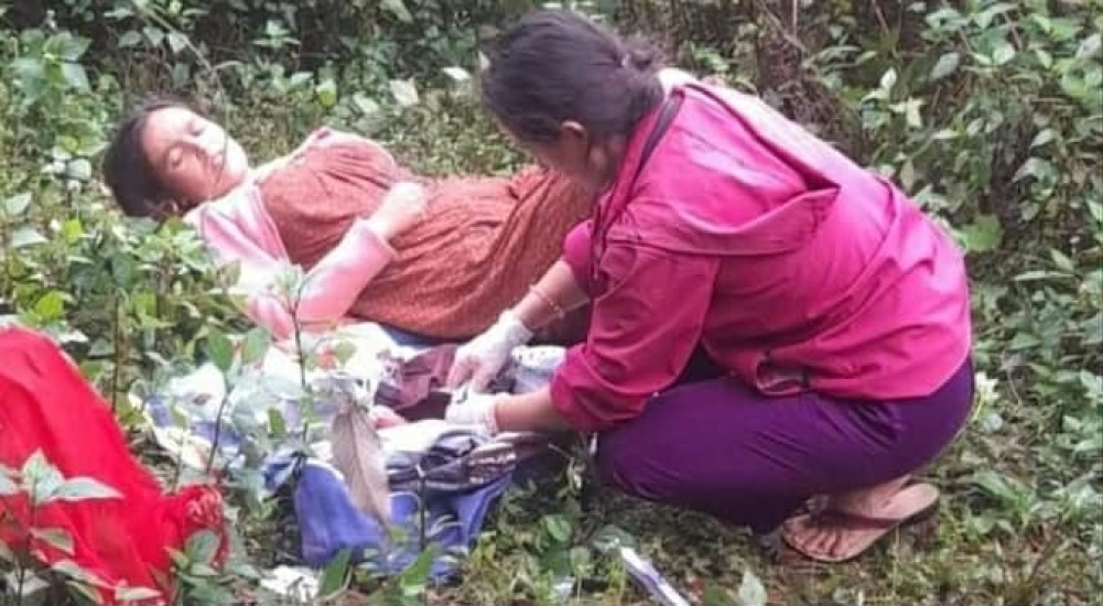बैतडीकी बसन्तीले बाटोमै जन्माइन् बच्चा