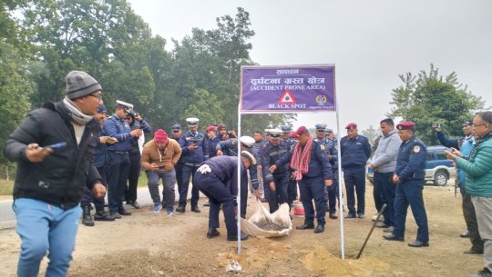 कञ्चनपुरमा सवारी दुर्घटना न्यूनीकरणका लागि ‘ब्ल्याक स्पोट’ बोर्ड