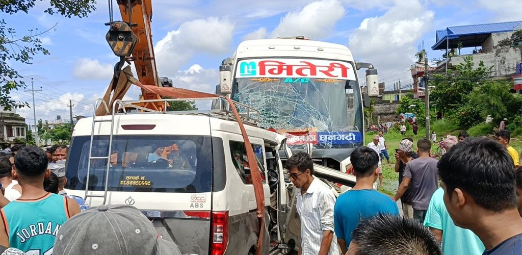 BUs-micro-bus-accident-chitwan-m-1024x576.jpg