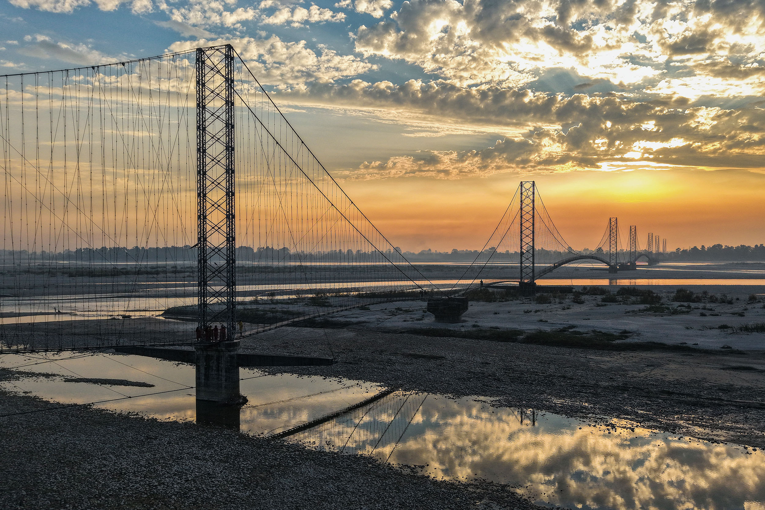 सुविधासँगै पर्यटक तानिरहेको दोधारा चाँदनी पुल (तस्बिरहरू)