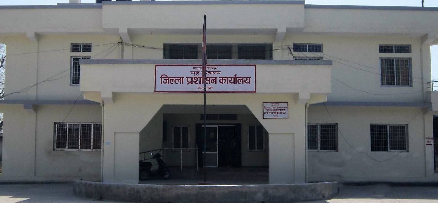 ध्वस्त बनेको कैलाली प्रशासनबाट सेवा दिने प्रयास, डेढ लाखको सामान सहयोग