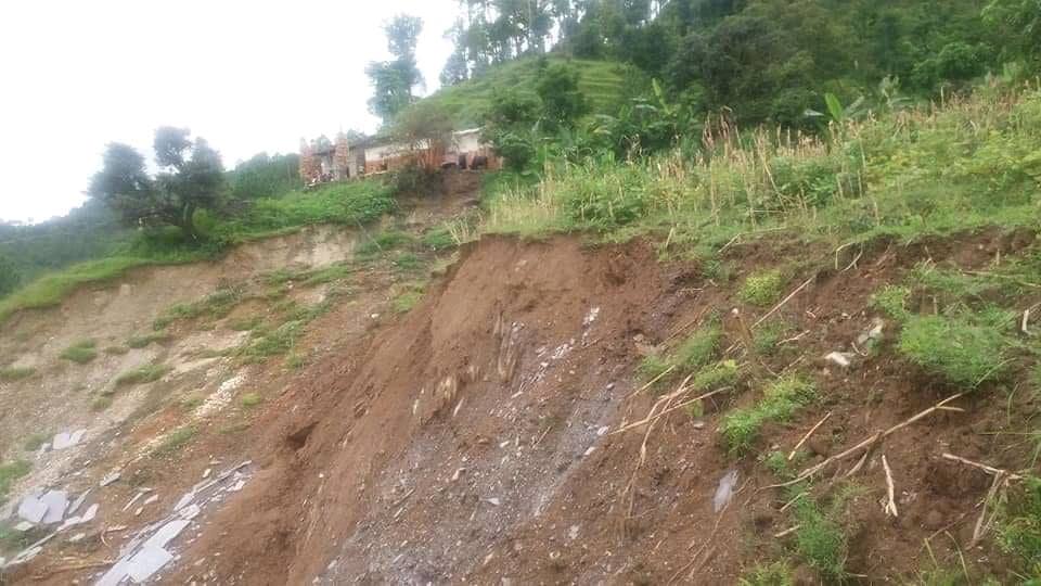 बैतडीको डोलमा बर्सेनि पहिरोकै जोखिम