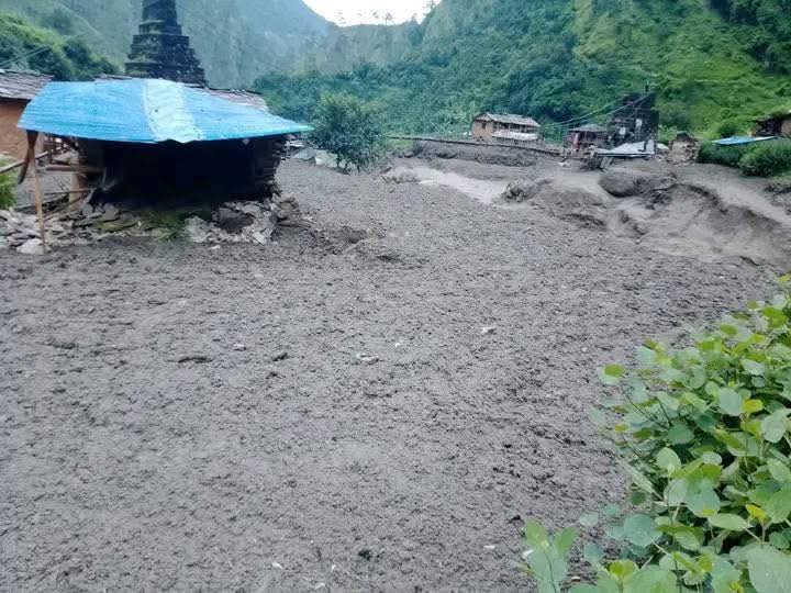 बाजुरामा खोलाको बाढी बस्तीमा: व्यक्तिका घर, विद्यालय र वडा कार्यालयमा क्षति