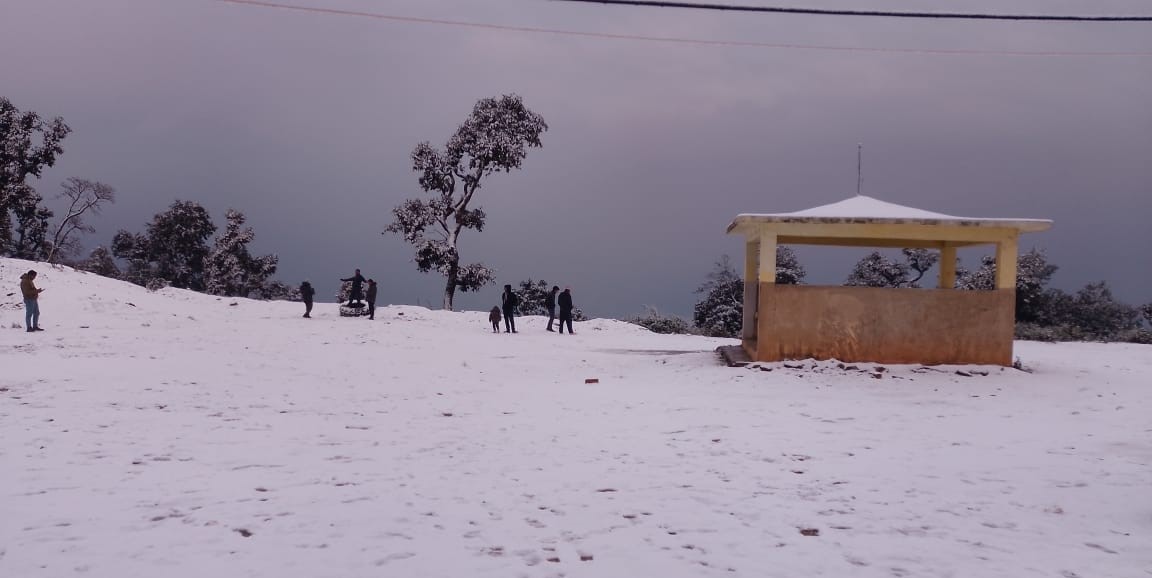 डोटीको बडीकेदारमा हिमपात (तस्बिरहरु)
