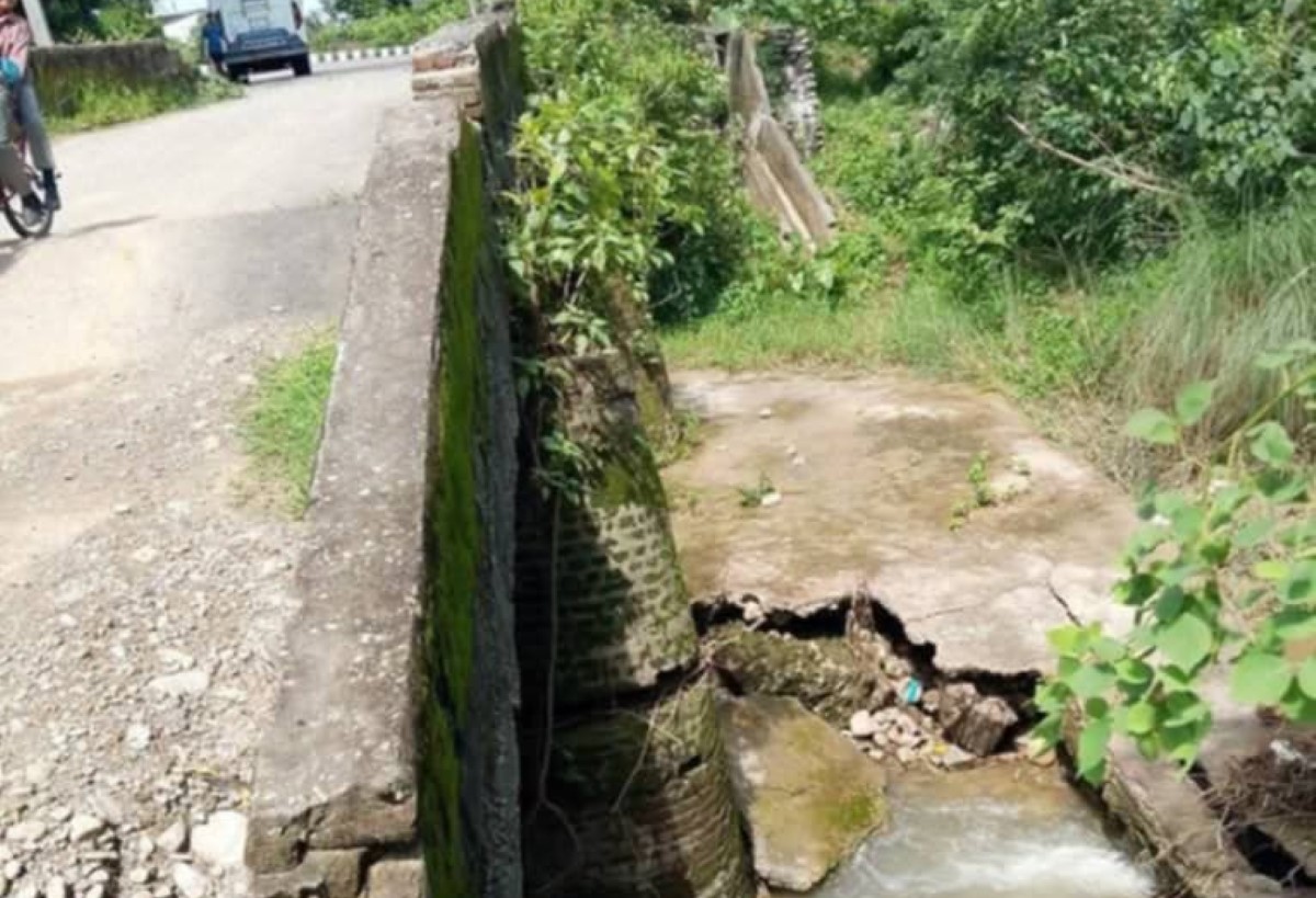 कञ्चनपुरको टोटीखोलाको पुल जीर्ण, जोखिम मोलेर हिँड्नुपर्ने बाध्यता