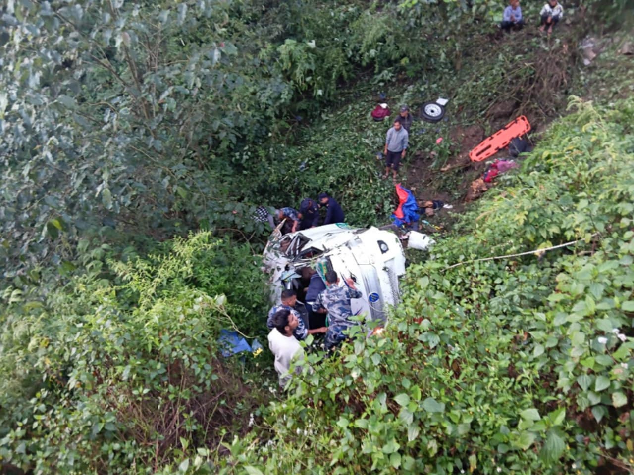 डोटीमा इभी गाडी दुर्घटना हुँदा एक जनाको मृत्यु, २१ घाइते