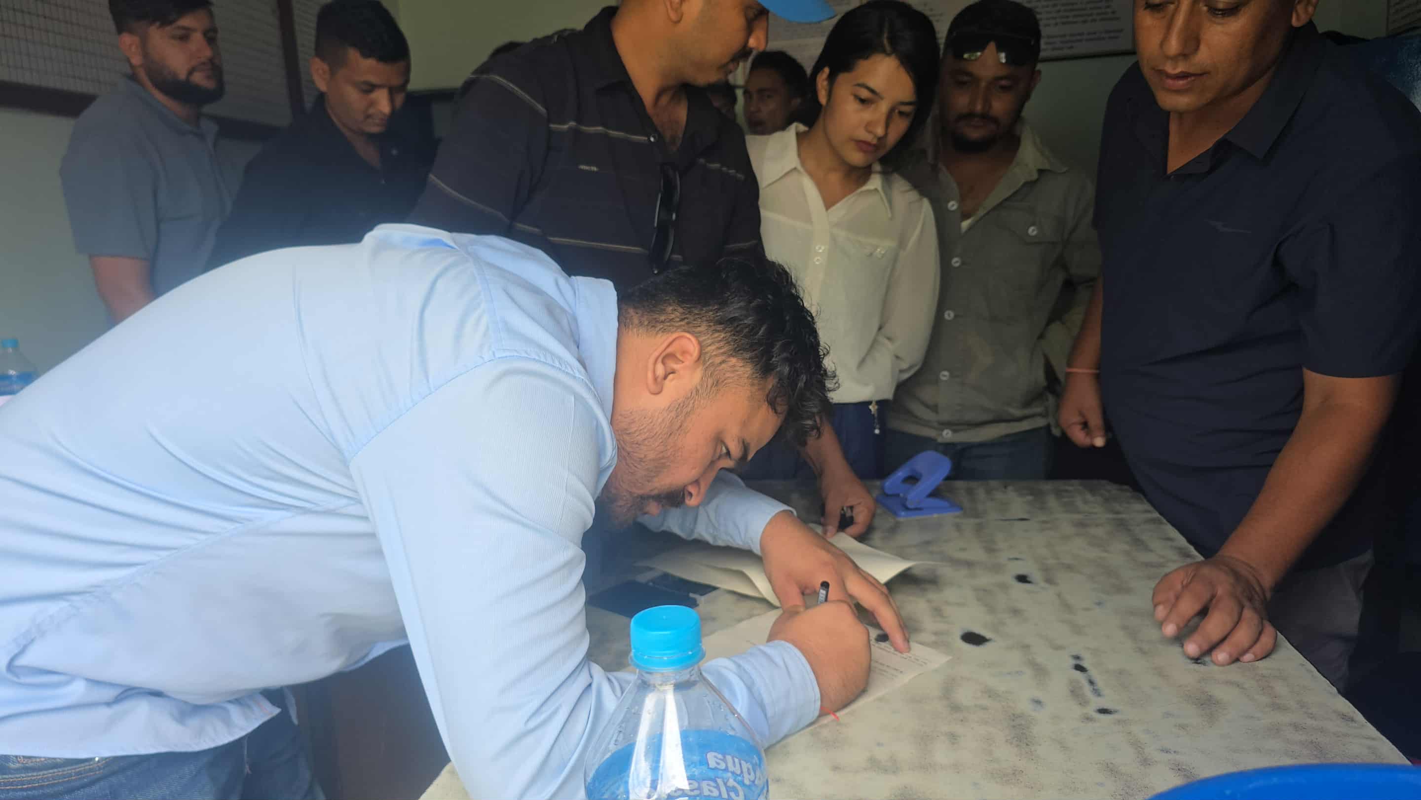 कैलालीमा बालेन र सुधनविरुद्ध जाहेरी, दर्ता बाँकी