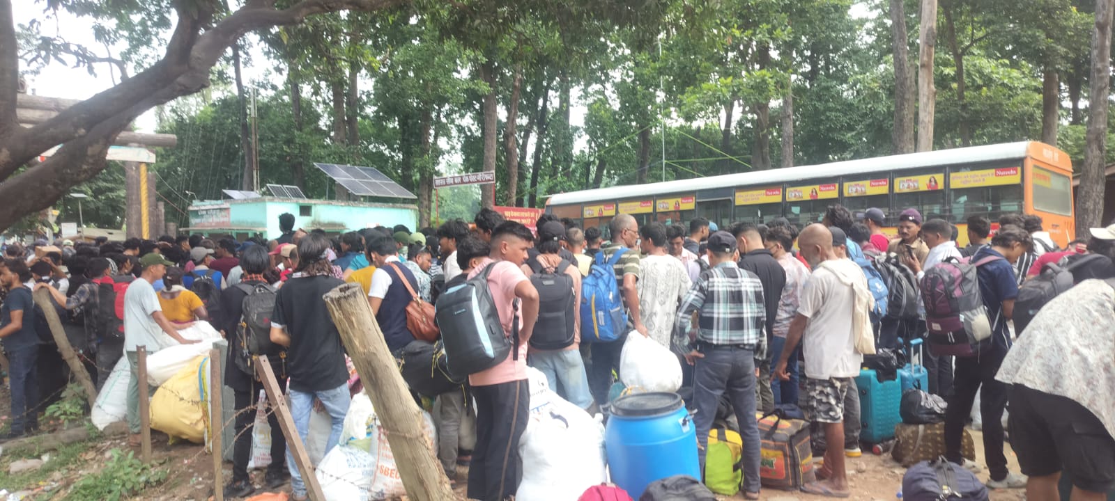 दसैँका लागि घर फर्किनेको लर्को, अस्तव्यस्त गौरीफन्टा नाका (तस्बिरहरु)