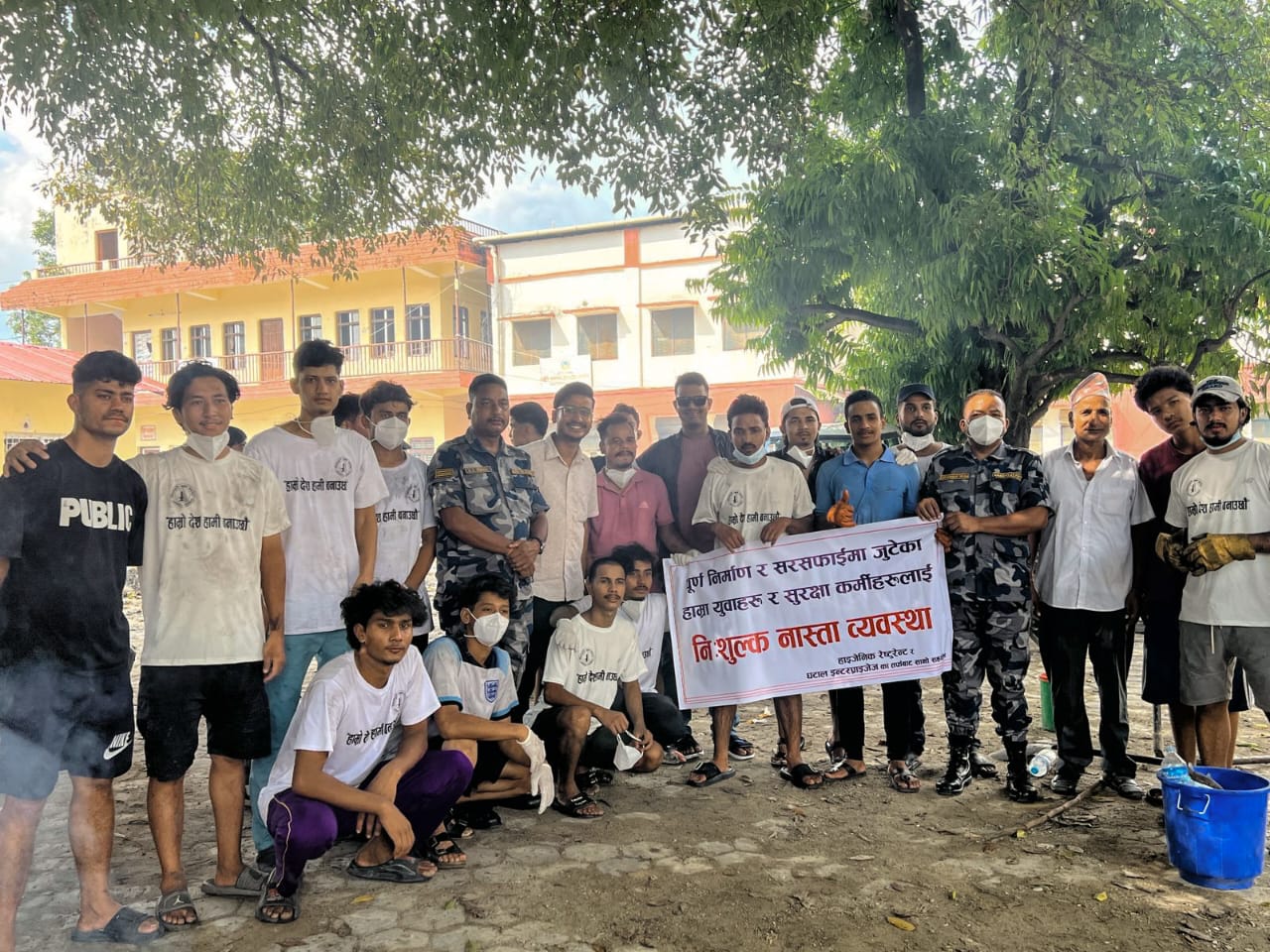 धनगढीमा पुनर्निर्माणमा खटिएका युवालाई निशुल्क खाजा