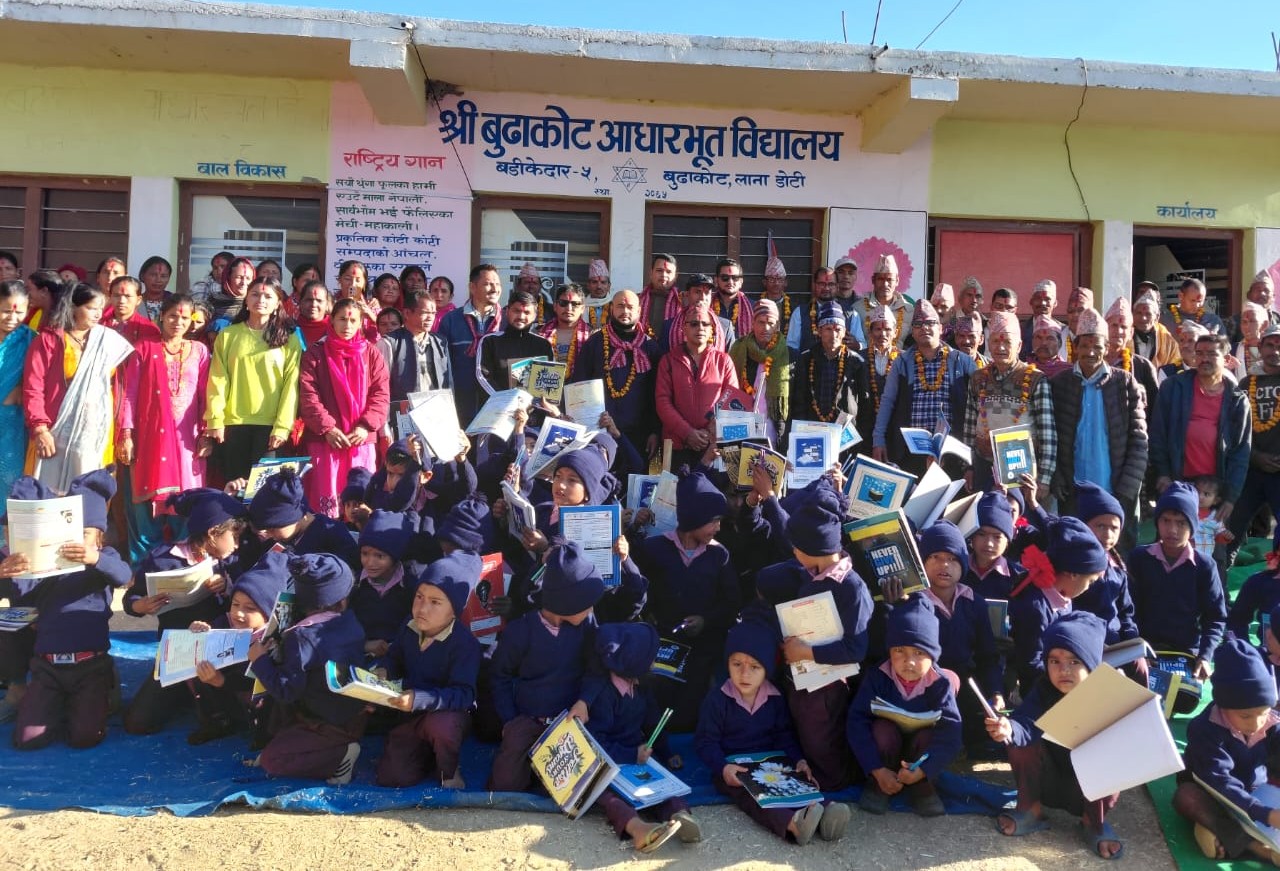 डोटीका १५० विद्यार्थीलाई ‘खान पुगोस्, दिन पुगोस्’ अभियानले बाड्याे न्यानो कपडा र शैक्षिक सामाग्री