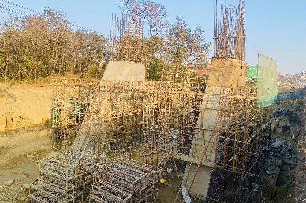 कृष्णपुरको दोमिल्ला खोलामा पुल नहुँदा सास्ती