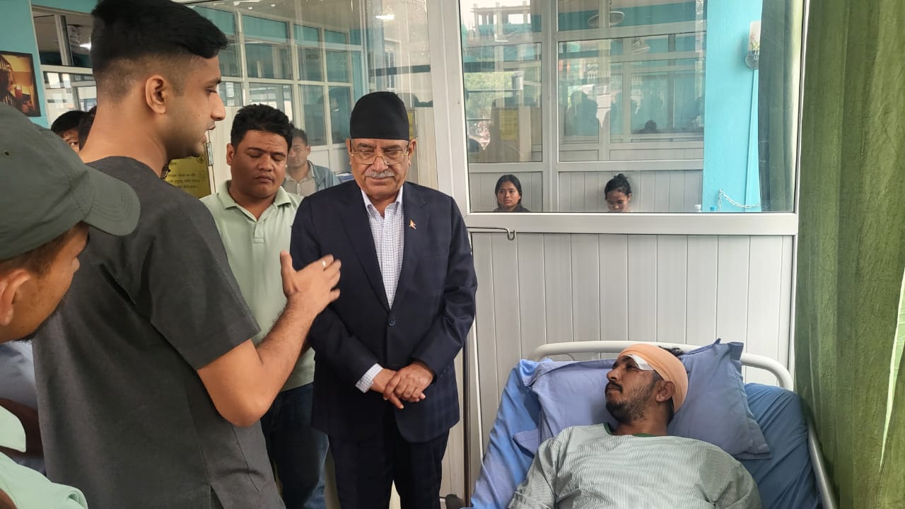 कञ्चनपुर घटनाः घाइते विद्यार्थी नेतालाई भेट्‌न अस्पतालमा प्रचण्ड