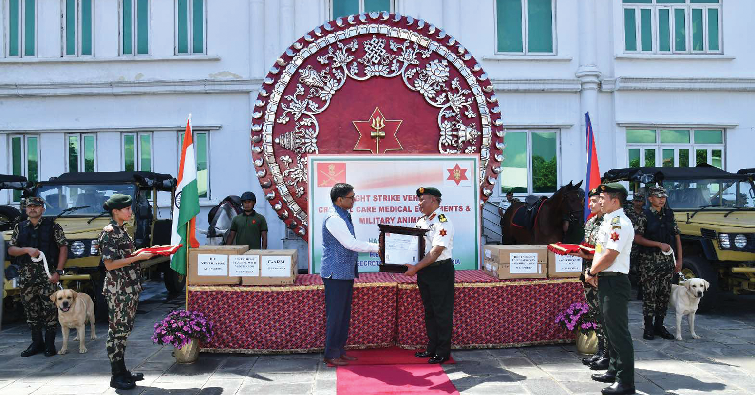 भारतले नेपाली सेनालाई दियो तालिमप्राप्त कुकुर र घोडा