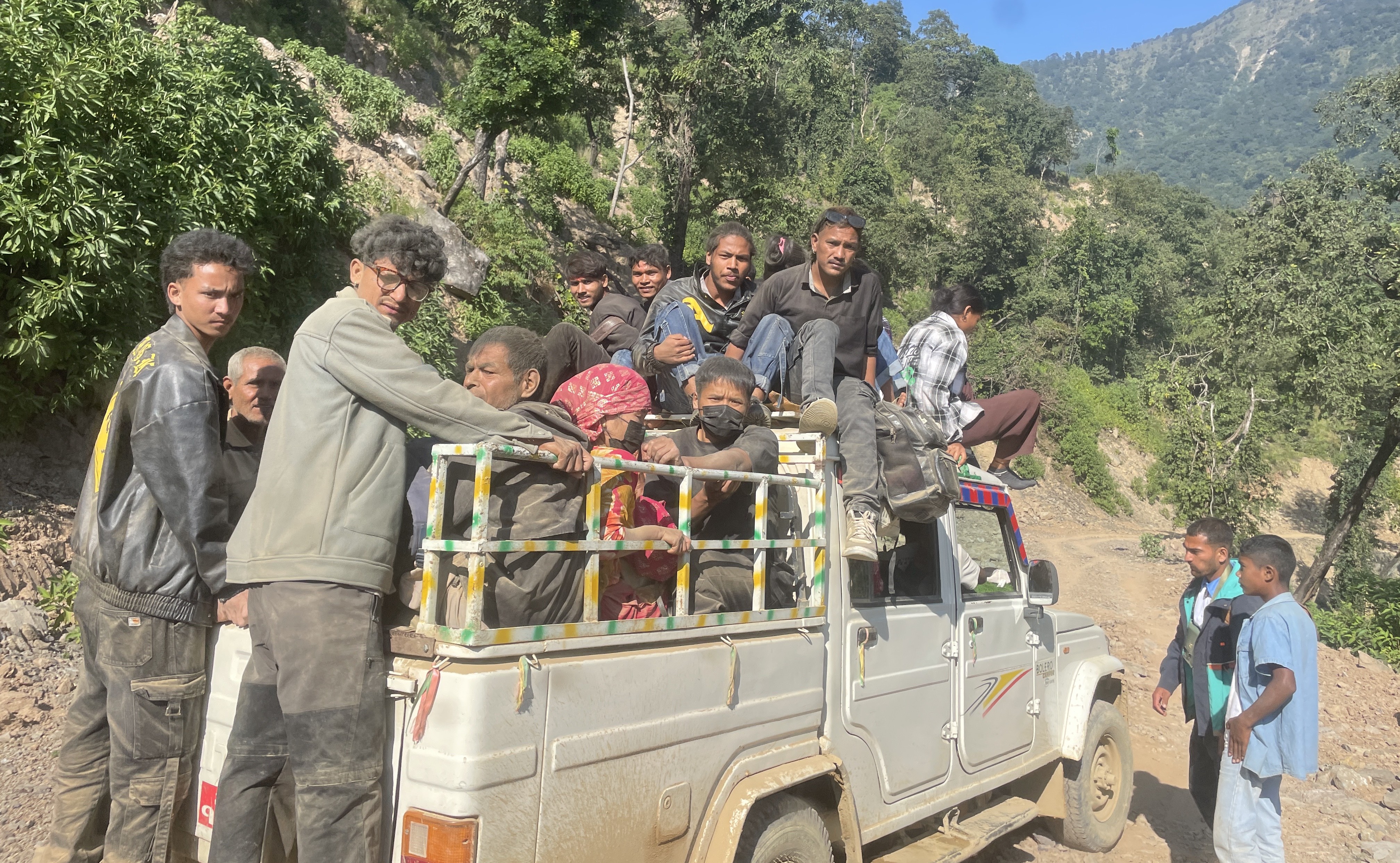 सेती राजमार्गमा जोखिम मोलेर यात्रा