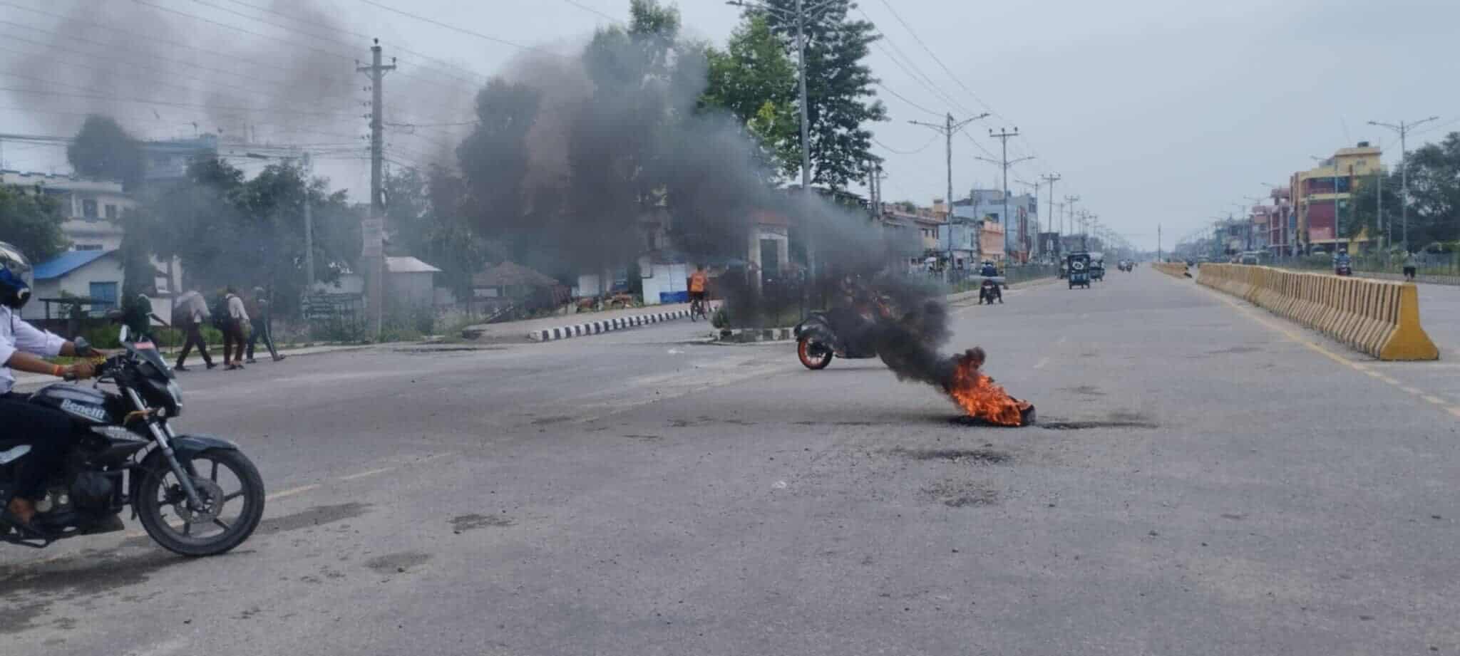बसको ठक्करबाट मृत्यु भएका चौधरीका आफन्त क्षतिपूर्ति माग गर्दै आन्दोलनमा