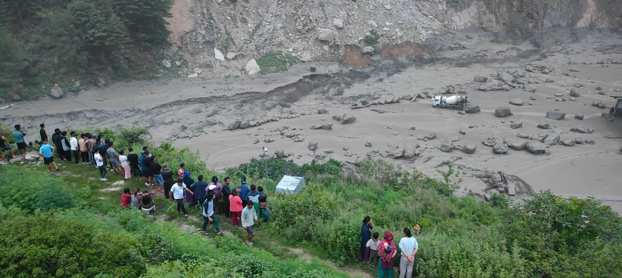 बाढीमा ६ जना चिनियाँ नागरिकसहित १८ जना सम्पर्कविहीन, ९ जनाको उद्धार