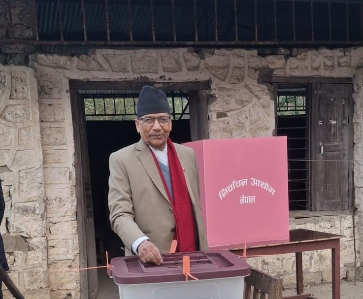 गण्डकीका प्रदेश प्रमुख भट्टद्वारा कैलालीमा मतदान